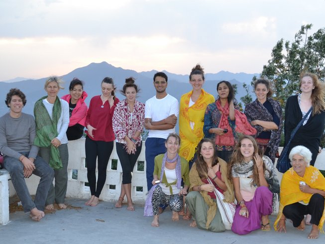 28 días de profesorado de yoga de 200 horas con beca en Rishikesh 