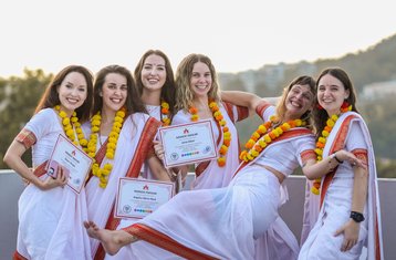 29 Tage Ganzheitliche 300-Stunden Yogalehrer Ausbildung in Rishikesh, Indien