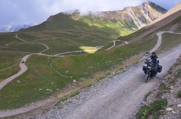 8 días de raid alpino todoterreno: explora los Alpes franceses e italianos en tour guiado en moto