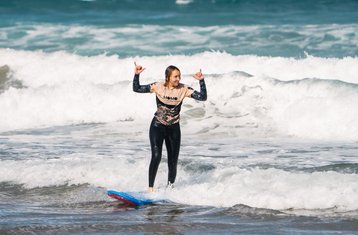 8 días de paquete de surf y senderismo en un campamento de surf en Caleta de Famara, Lanzarote, España