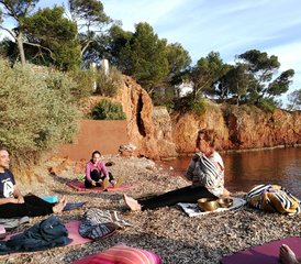 5 jours en stage de yoga et randonnées entre mer turquoise et roches rouges dans le Var en France - Photo 2