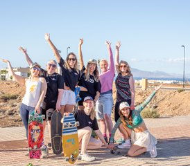 8 jours de retraite surf tout compris pour femmes avec skate, yoga et aventure à Fuerteventura, Espagne - Photo 3