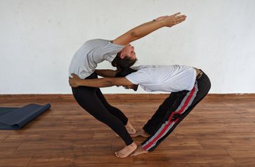 Selbstgesteuerte oder Blended 300-Stunden Multi-Stil Yogalehrer Ausbildung: Yin, Hatha, Ashtanga, Ayurveda
