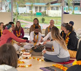 24 días de profesorado de yoga de 200 horas con desintoxicación del cuerpo y las emociones en Rishikesh, India - Photo 3
