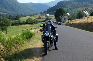 10 días de ruta guiada en moto por Auvernia y Cévennes, Francia