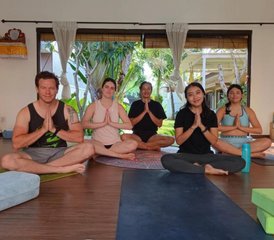 810 Tage 300-Stunden Hybrid Holistische Yoga- und Somatics-Yogalehrer Ausbildung in Bali, Indonesien - Photo 1