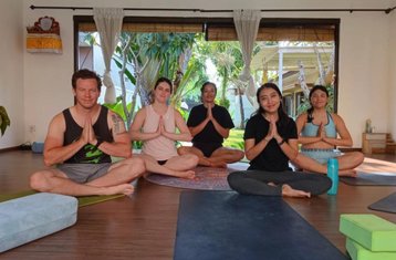 10 jours-300h en formation hybride de professeur de yoga holistique et somatique à Bali, Indonésie