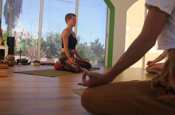 4 jours en retraite de méditation silencieuse pour débutants vers la conscience infinie et yoga sur la plage, Valence