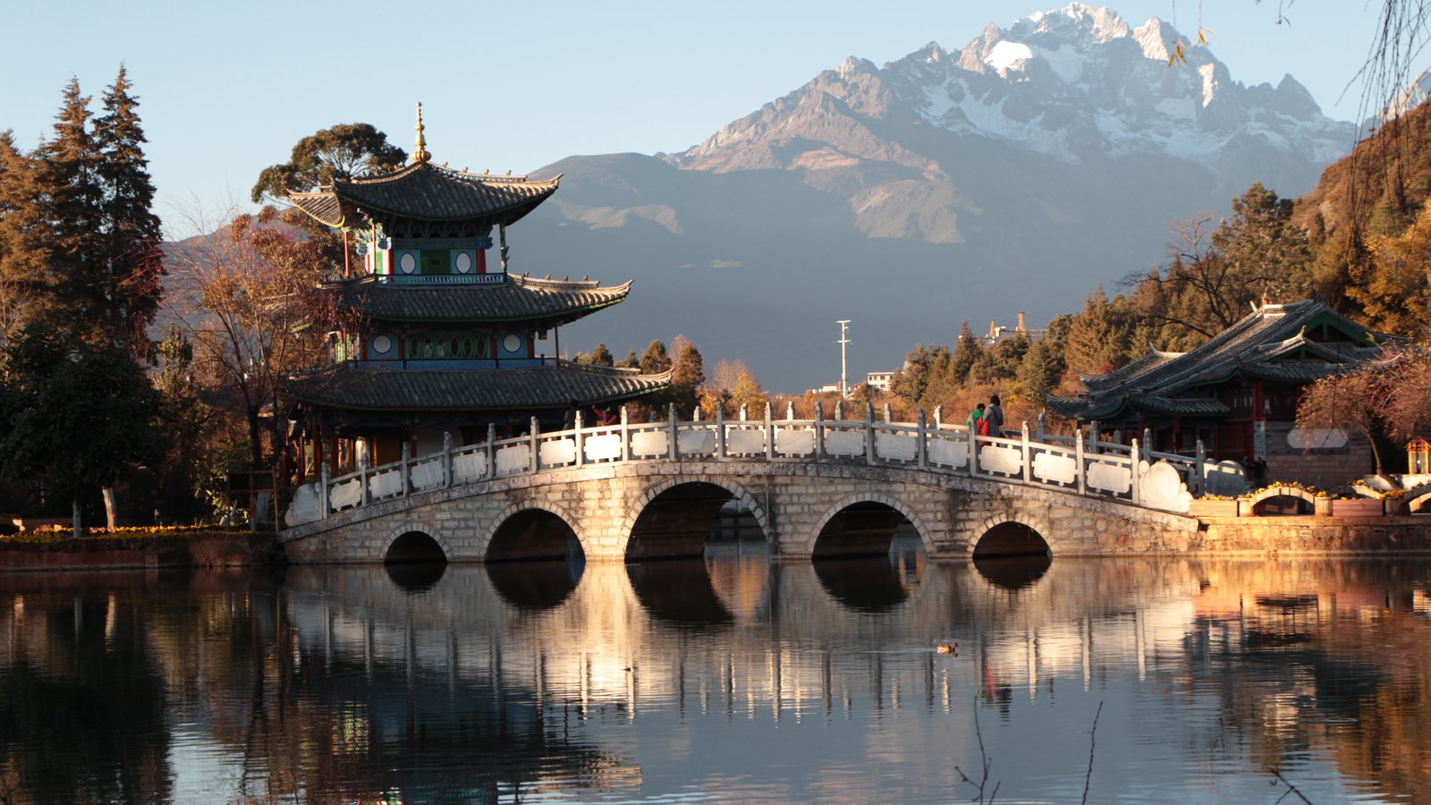 Lijiang Китай. Башня Лицзян. Пруд чёрного дракона Лицзян. Китайская архитектура арт.