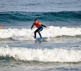 34 días de ambiente veraniego infinito: surf todos los días con yoga y cenas en grupo en Tenerife, España - Photo 1