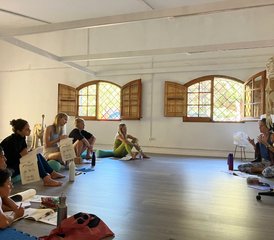 46 Tage 500-Stunden Ashtanga Vinyasa Yogalehrer Ausbildung in Palamos, Spanien - Photo 2