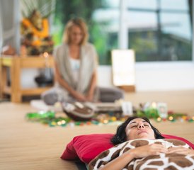03 mois en stage en ligne de 30 heures de yoga nidra avec Simone MacKay sur 12 séances hebdomadaires d’une heure - Photo 1