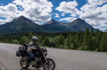 12 días de tour guiado en moto por las Montañas Rocosas canadienses: pura naturaleza salvaje y primitiva