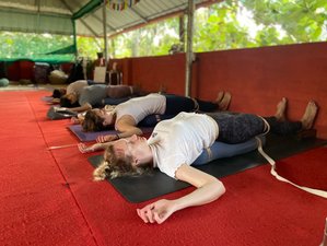 28 Tage 200-Stunden Ashtanga und Hatha Yogalehrer Ausbildung am atembreaubenden Varkala Strand, Kerala