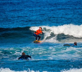 18 días de ambiente veraniego infinito: surf todos los días con yoga y cenas en grupo en Tenerife, España - Photo 1