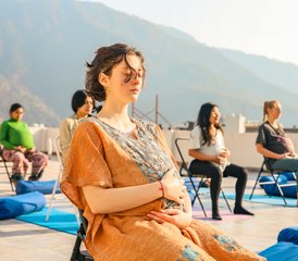 97 Tage 100-Stunden Yoga-Lehrerausbildung für Schwangere und Rückbildung in Rishikesh, Uttrakhand, Indien - Photo 1