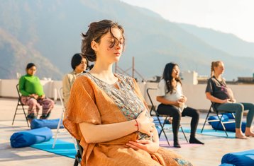 7 Tage 100-Stunden Yoga-Lehrerausbildung für Schwangere und Rückbildung in Rishikesh, Uttrakhand, Indien