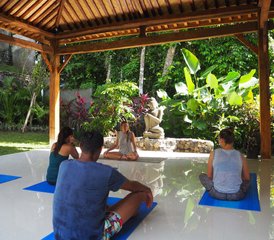 15 días de retiro de surf y yoga para familias en Canggu, Bali, Indonesia - Photo 3