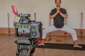 Formation en ligne à votre rythme de professeur de kundalini yoga 200h avec Living Yoga School, 25 heures en direct