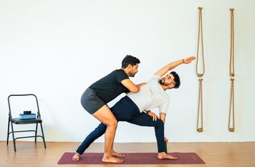 Selbstgeführter 200-Stunden Online Hatha-, Ashtanga- und Vinyasa Yogalehrer-Ausbildungskurs
