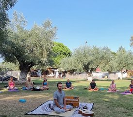 1Zelfstudie 30-uur online Bhakti Yoga docentopleiding met kirtan en Indiase harmonium - Photo 1