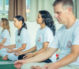 829 días de curso de profesorado de yoga Hatha de 300 horas en Rishikesh, India - Photo 1