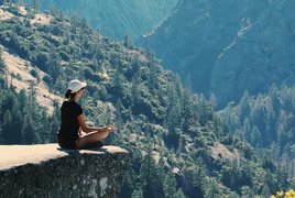 Vipassana Yoga Retreats und Reisen