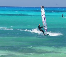 108 Tage Windsurfing-Camp für Fortgeschrittene in Corralejo, Spanien - Photo 1