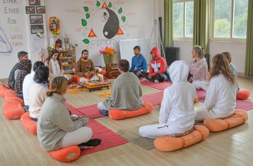 7 jours en retraite de yoga et méditation au bord du Gange à Rishikesh, Inde