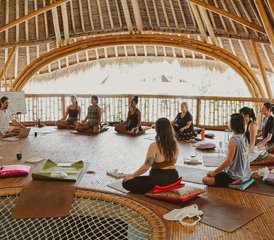 24 jours-200h en formation de professeur de hatha yoga avec méditation et soins sonores offerts à Bali, Indonésie - Photo 2
