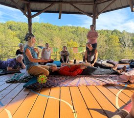 104 Tage Reise zur Pose: Thailändisches Stretching für Yoga-Ausbildung in Tennessee, USA - Photo 1