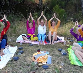 54 jours ressourçant de yoga balinais et initiation au féminin sacré en Auvergne, France - Photo 1