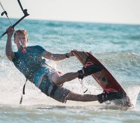 38 días de campamento de kitesurf en Ulcinj, Montenegro para nivel intermedio - Photo 1