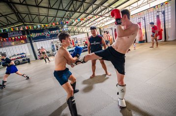 1-jaar speciale deal Muay Thai fitness- en detoxkamp in de weelderige landbouwgrond en heuvels van Noord-Thailand