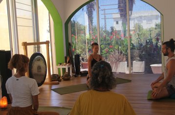 7 jours de silence, méditation non duale vers le vide et yoga au bord de la plage en Espagne
