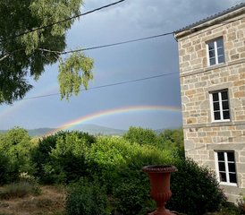 4 Tage Yogastage, Spaziergänge auf den Wanderwegen und veganes Essen in Auvergne, Frankreich - Photo 2